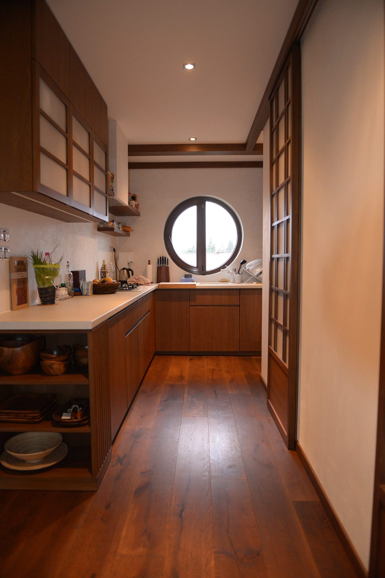 kuchyňa na mieru z dreva japonský dizajn pracovná doska umelý kameň