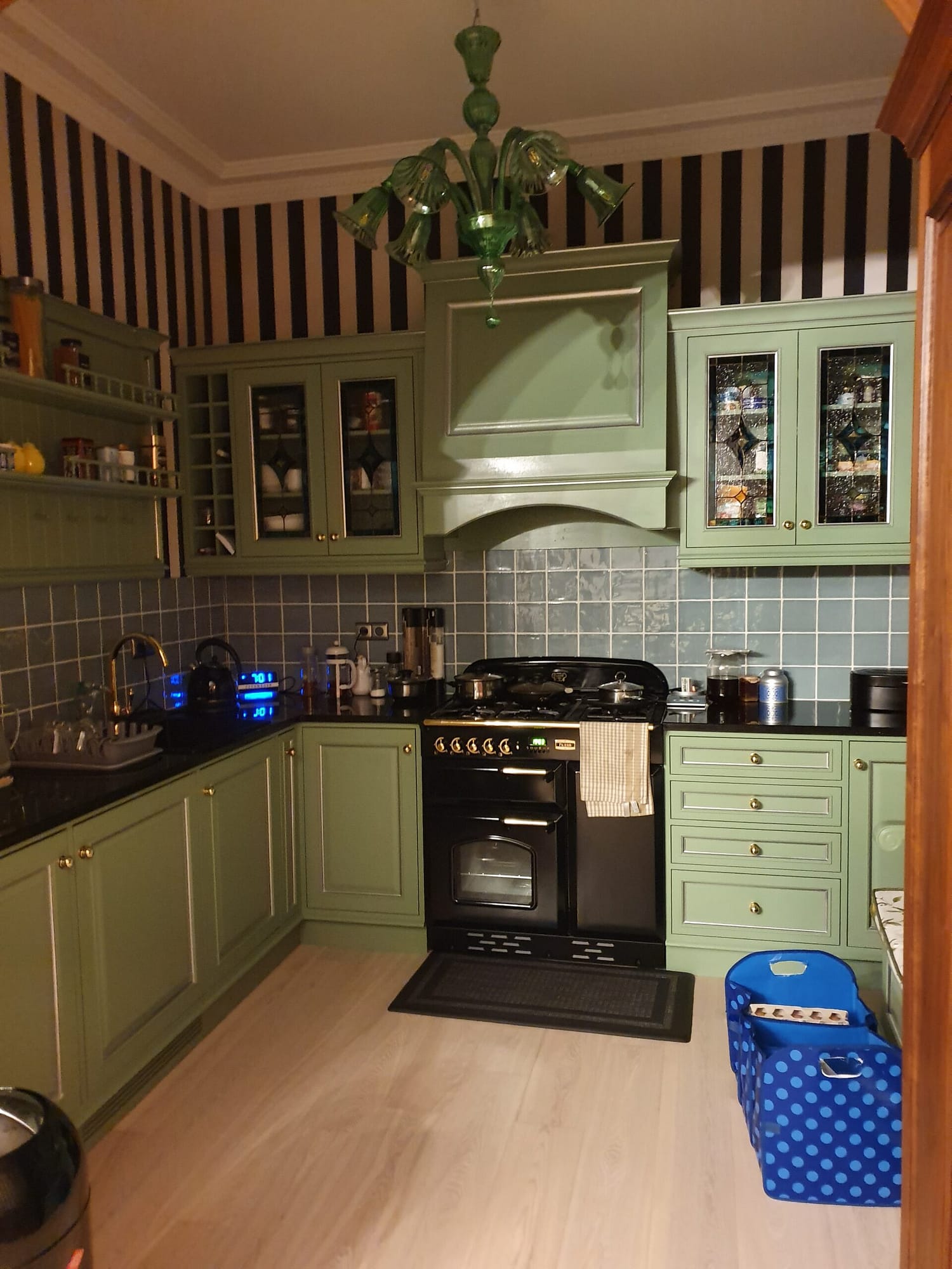 kuchyna na mieru, prírodná dyha, panty s dotahom a dotlmenim