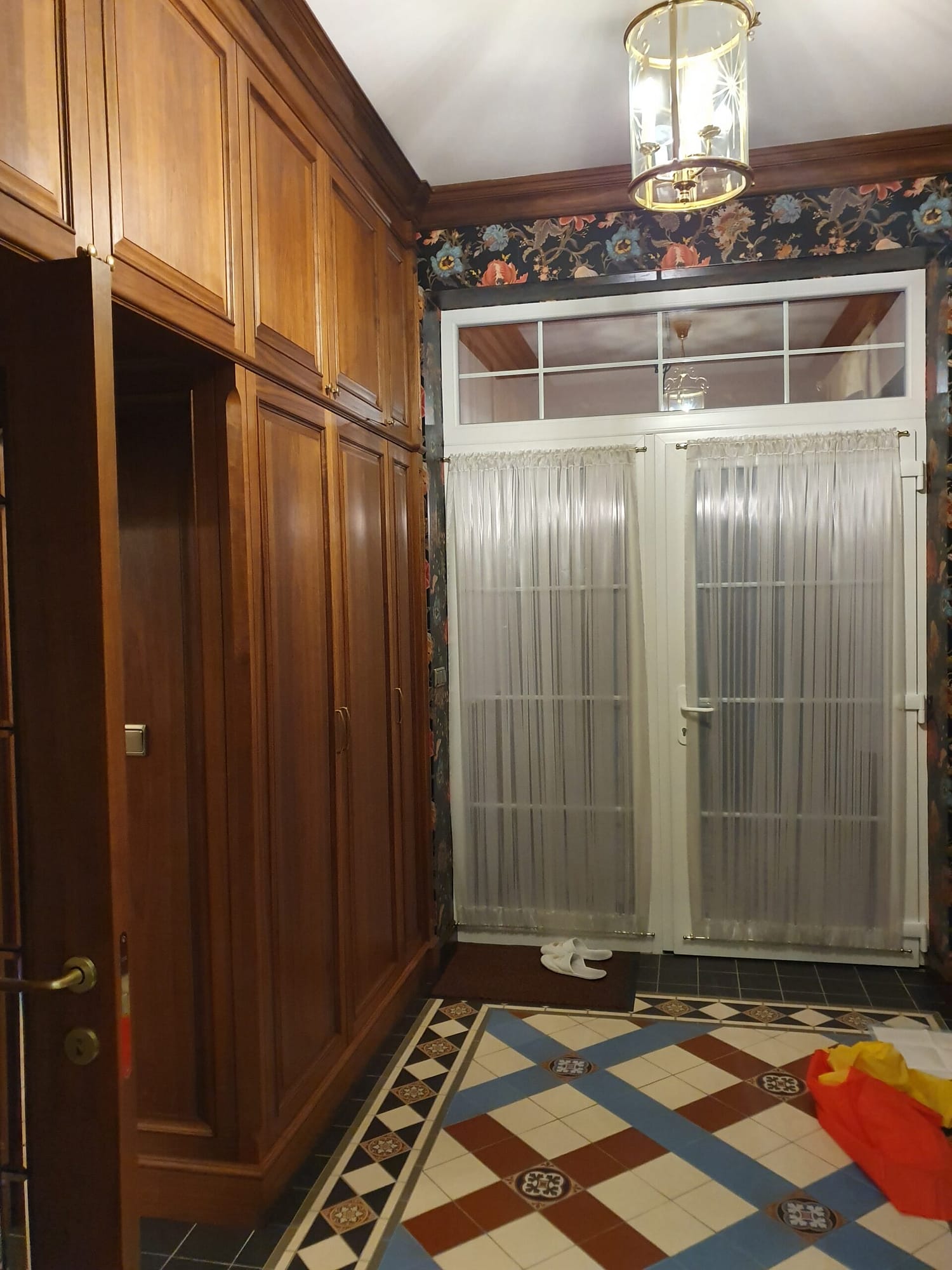 vstavané skrine na mieru z masívu, prírodná dyha