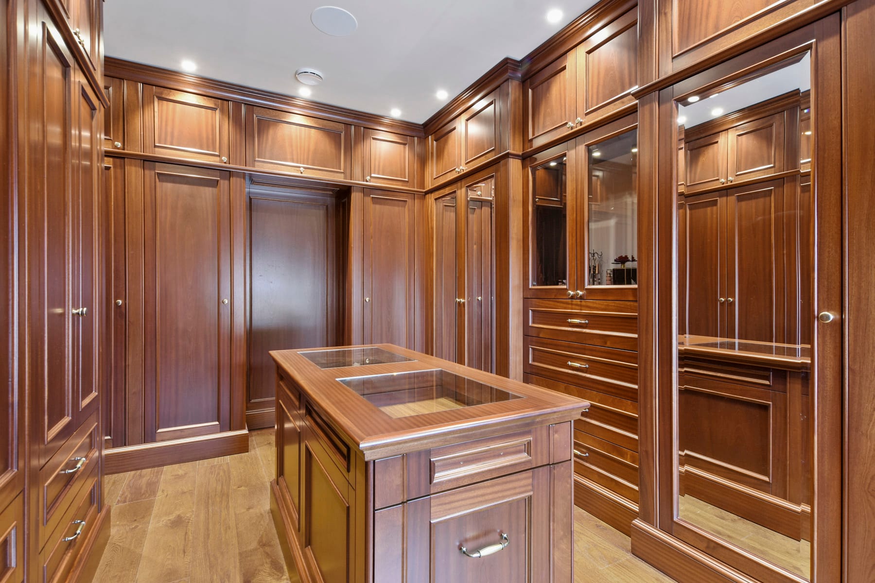 šatník na mieru z mahagónu a vstavane skrine na mieru