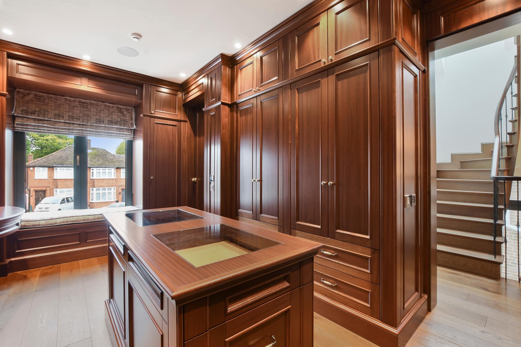 satnik na mieru, vstavane skrine namieru