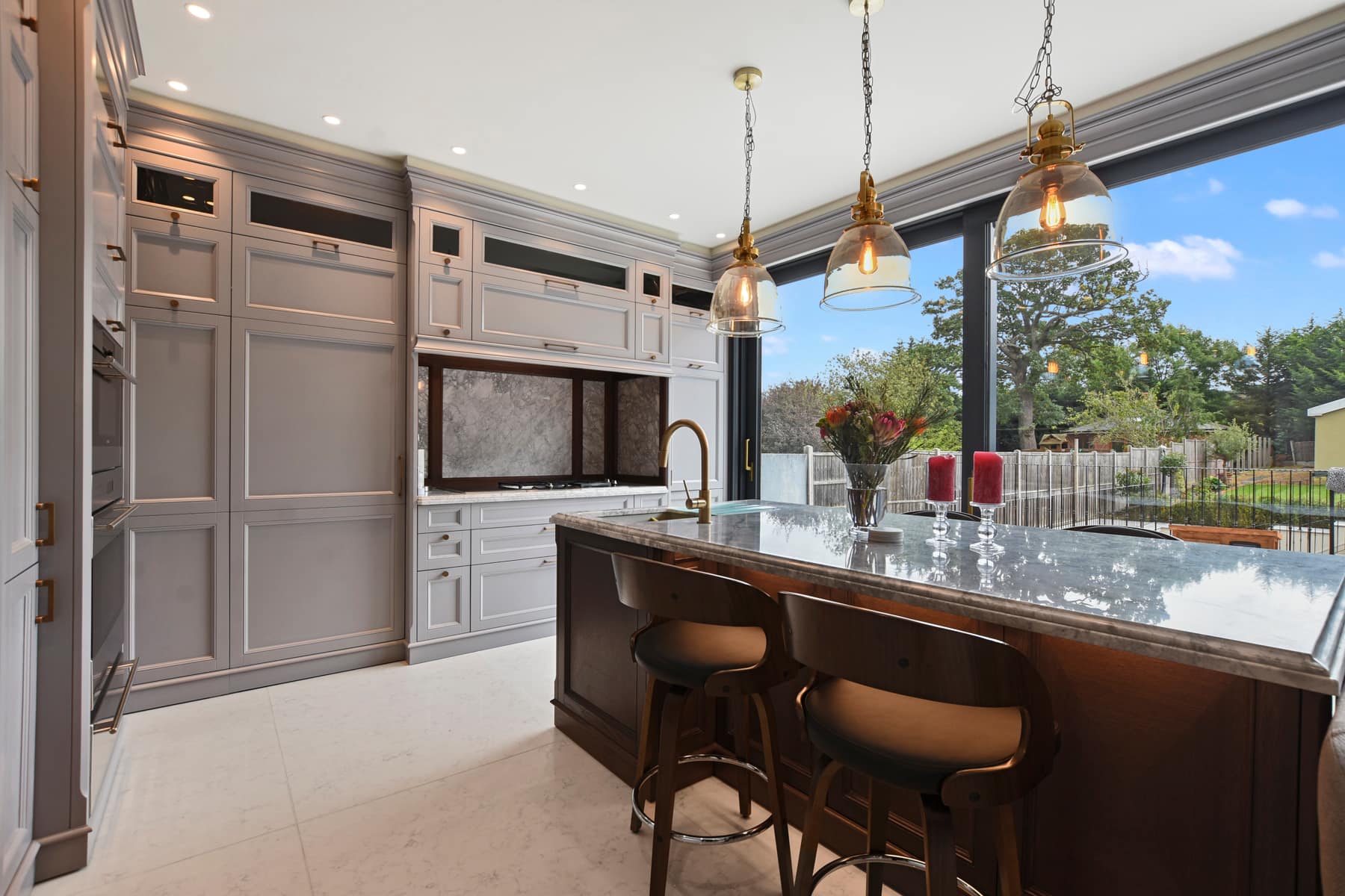 kuchyňa na mieru s kamennou pracovnou doskou