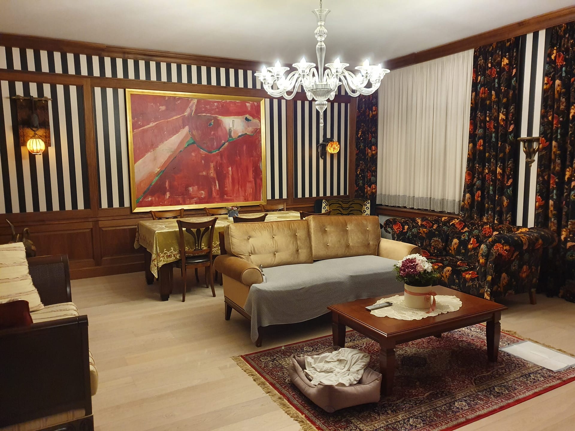 drevený obklad s tapetami