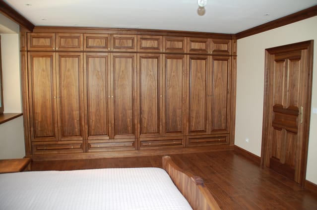 vstavana skrina na mieru z masivu