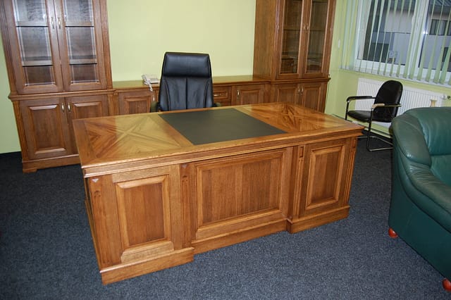 kancelarsky stol na mieru z masivu