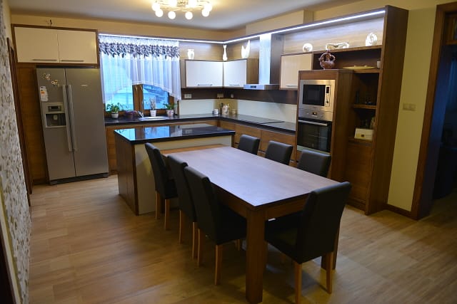 kuchyna na mieru, biela kuchyna, drevo