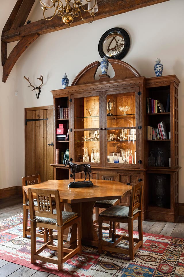 Masívna drevená vitrína a jedálenský nábytok v elegantnom interiéri na mieru